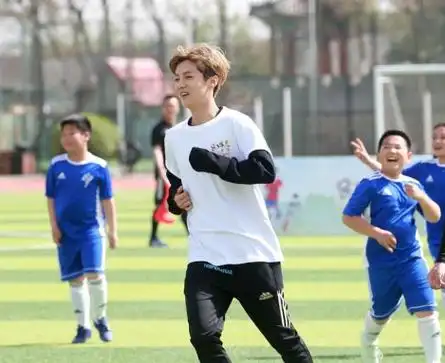 这一次34岁的鹿晗又给娱乐圈男偶像好好上了一课