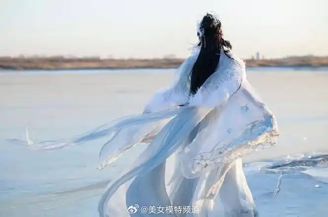 古力娜扎冰面仙羽写真释出 一袭古装白衣好似仙女下凡