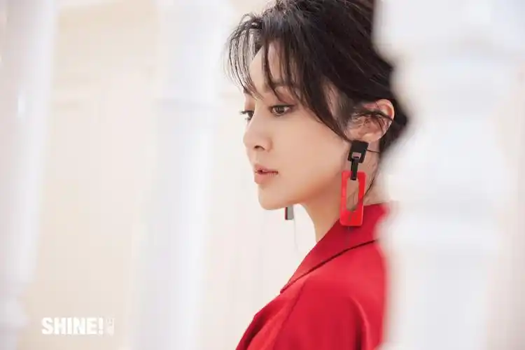 甘露,出生于江西省南昌市,毕业于中央戏剧学院,中国内地女演员.