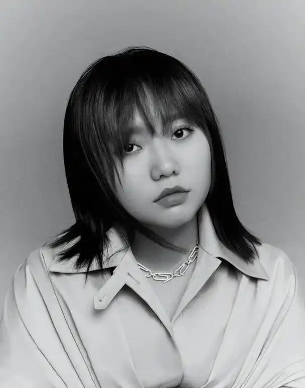 李雪琴:北大才女的喜剧人生与"丧"式快乐 李雪琴,一个被贴上"北大才女