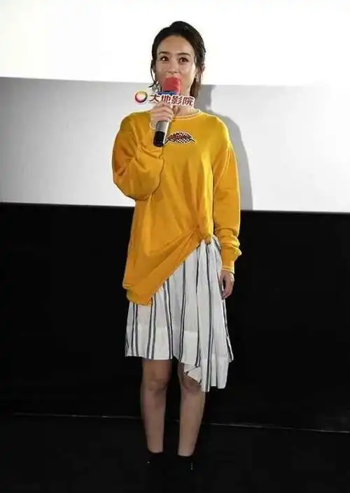 赵丽颖输周冬雨不冤35岁穿红裙盘头像阿姨30岁扎马尾像小姐姐