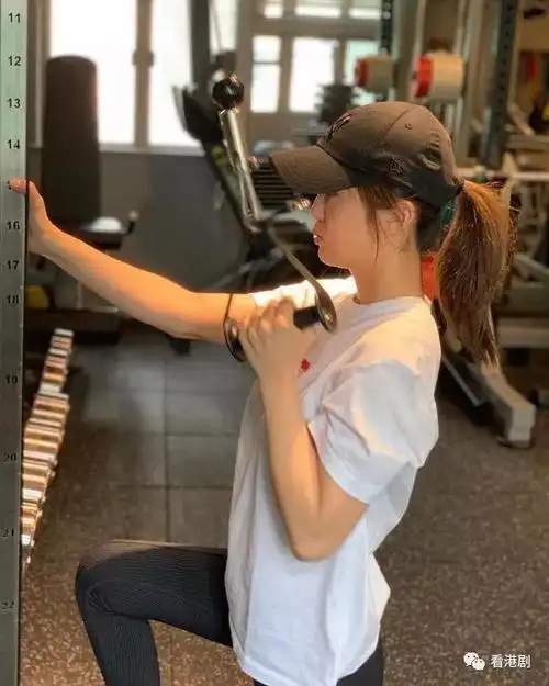 佢喺社交网上载咗健身片段,见佢着住白色tee戴住顶帽,好认真咁喺度举