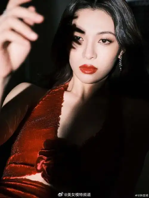 钟楚曦穿红色亮片裙秀好身材潋滟红唇风情万种