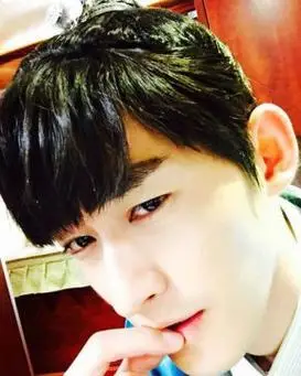 这张图片原理非常的简单,就是把张翰的眼睛密集的铺满了他的整张脸蛋