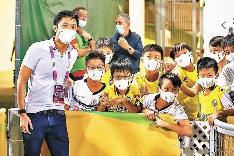 霍启山穿笔挺西服出镜,脚上的皮鞋抢镜了,真实身高起引猜测_霍启刚