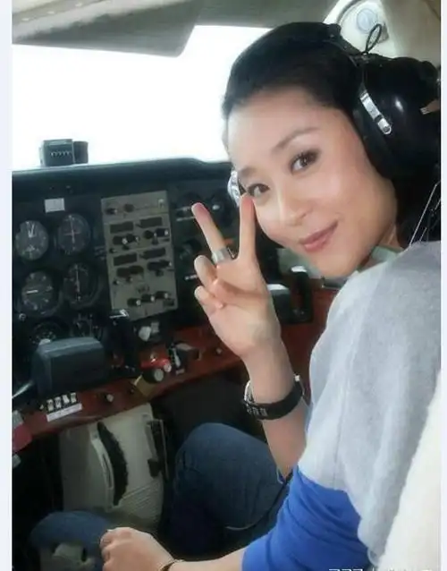 40岁苗圃生活素颜照被罗晋抛弃嫁百亿富豪隐退当贵妇