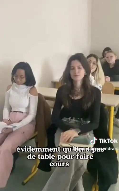 法国高中老师吐槽学校太破百万网友围观结果竟被校长恐吓了