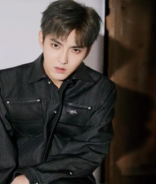 有种整容叫吴亦凡换发型染浅金发剪齐刘海30岁还似小鲜肉