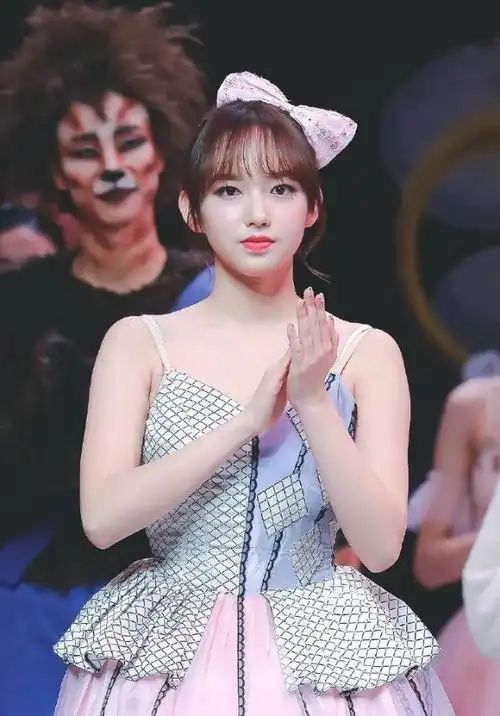 程潇穿紧身吊带裙秀"傲人上围","奶潇"真不是噱头!