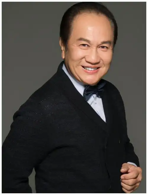 1971年,郭峰从tvb的第一期艺人培训班毕业后就加入了tvb,出演电视剧