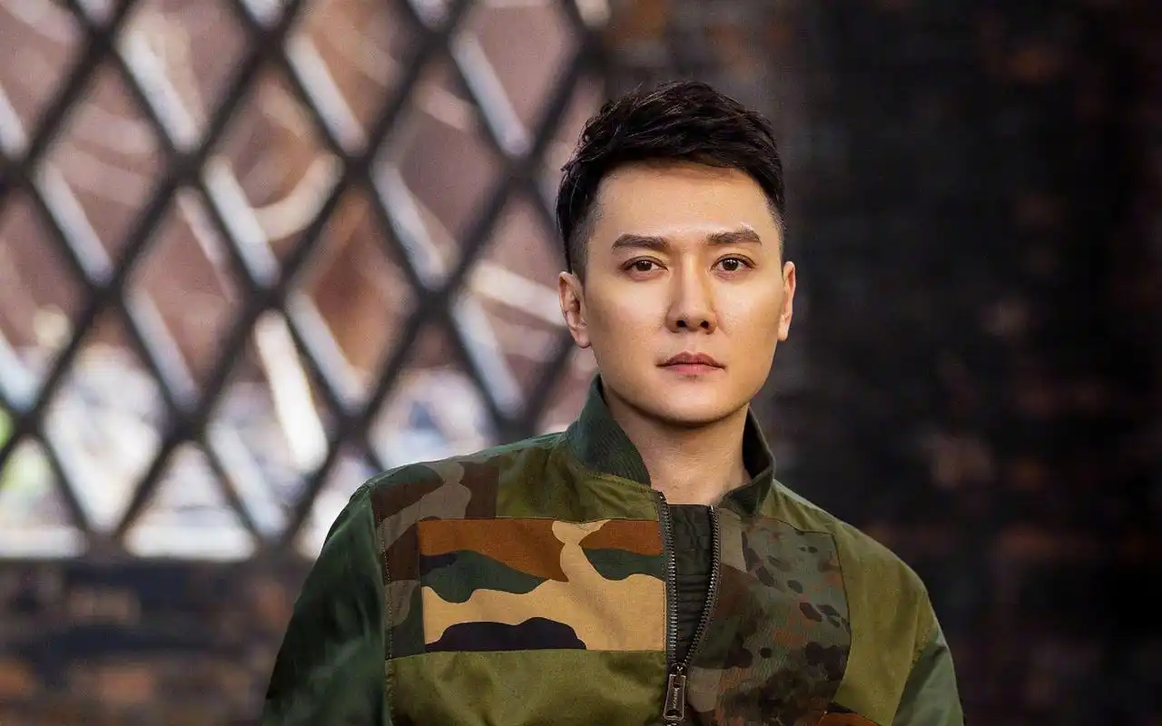 冯绍峰迷彩夹克帅气图片桌面壁纸