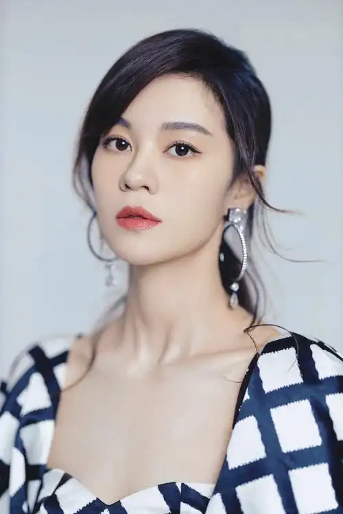 简介:郁可唯格子衫性感俏皮写真图片,分享一组郁可唯图片给大家,图中