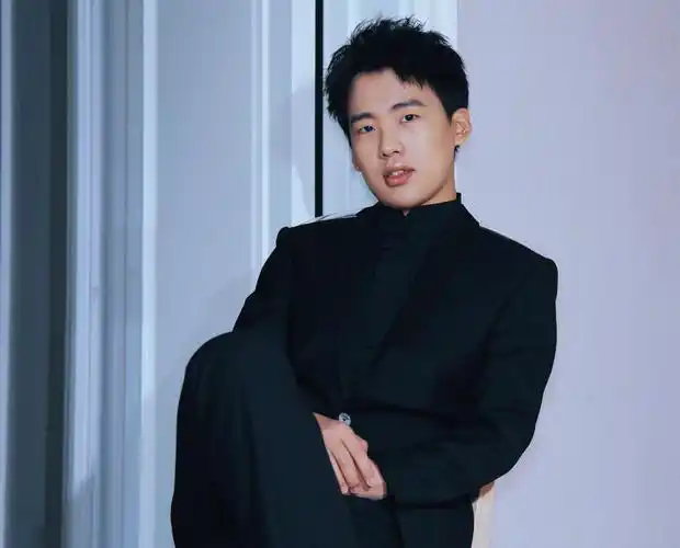 郭麒麟过生日,郭德纲趁机送蟒袍,卑微老父亲劝儿子回家啊