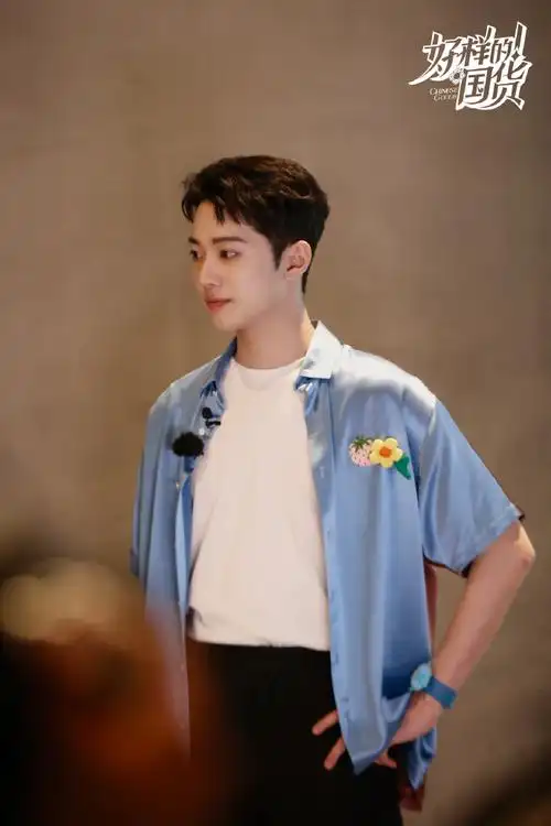 好样的国货#新成员@赖冠霖_edward惊喜加入"寻花团"↓瞧↓这帅气的