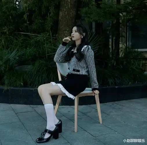 而在照片当中,杨超越的也是秀出了大长腿,更是穿着白色的袜子,衬托