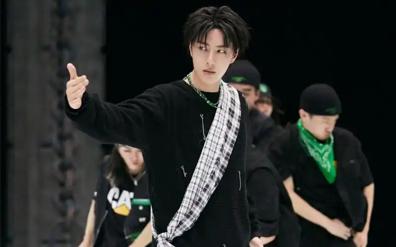 王一博街舞4队长大秀!swag挑眉杀又酷又可爱!