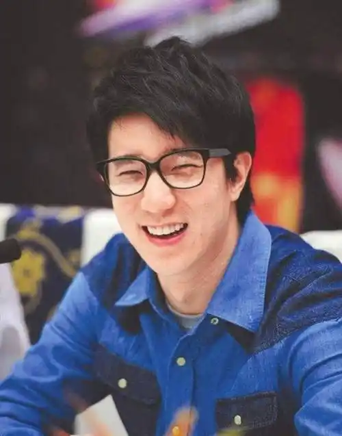 原创原创37岁的房祖名从一个清秀俊俏少年郎变成了胡子拉碴的中年大叔