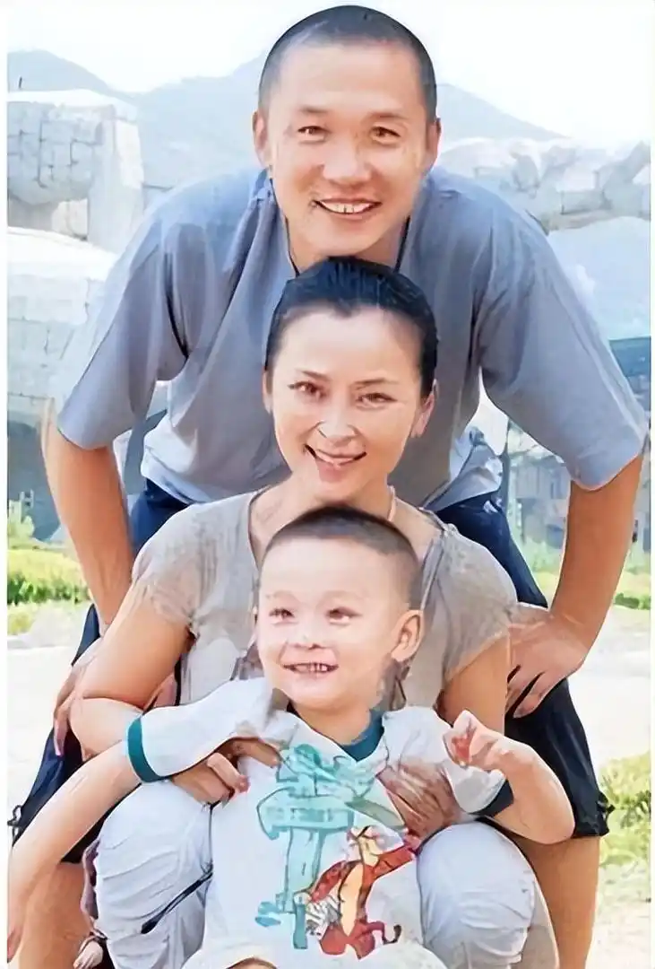 回顾黄志忠抛弃相爱13年的何音52岁依旧单身有柯蓝陪伴不孤单