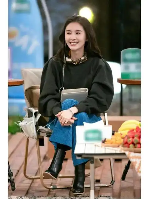 看了王子文的穿搭我悟了卫衣不配半身裙短靴才更高级洋气