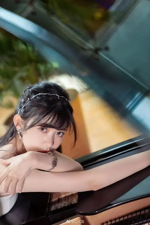 赖美云最新时尚大片释出身着opem玫瑰庄园风格白色礼裙