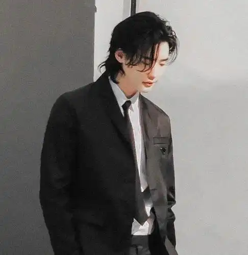 李钟硕2021新照首发!中长发西装革履的他尽显慵懒帅气,好绝