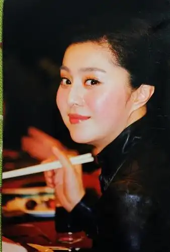 "饭"爷范冰冰15年前青涩旧照曝光 肉脸嘟嘟认真吃饭