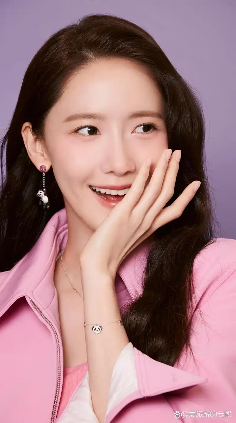 粉卫衣下的林允儿:简单自然的笑容与生活态度 生活中的美好随处可见