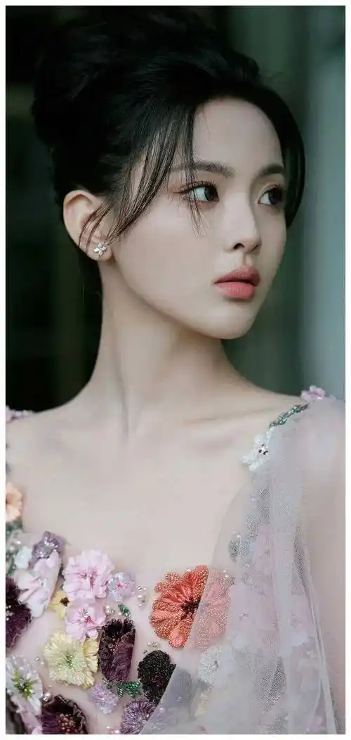 杨超越全新写真,带你领略校花少女的魅力