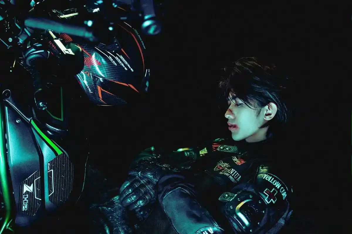 蔡徐坤新歌机车变装 they tried to clip  - 抖音