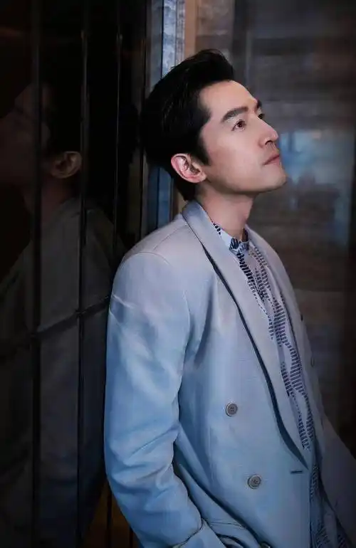 明星胡歌时尚写真:男神气质,气宇不凡