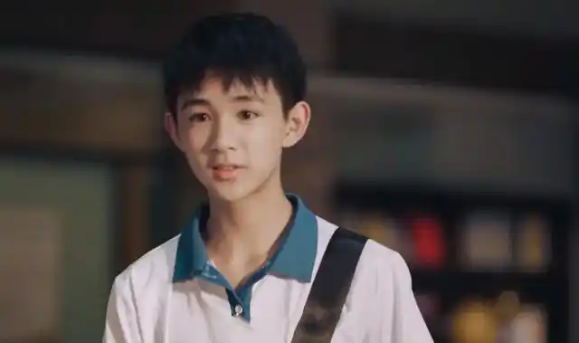 朱朝阳暴风成长!14岁荣梓杉路透变长腿校草,网友直呼又高又帅