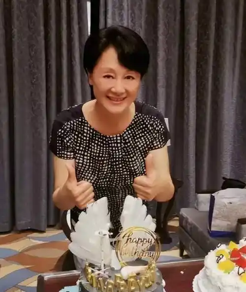 王姬素颜比普通奶奶还要老,牙齿稀疏一脸皱纹,跟女儿同框像她奶奶_穿