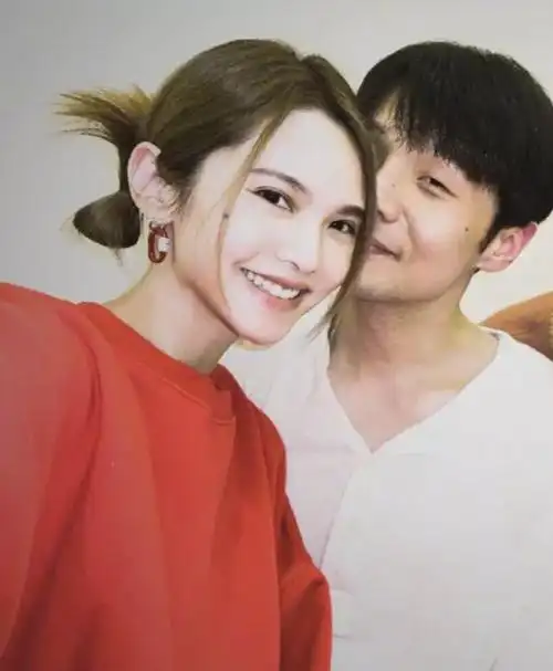 杨丞琳除夕夜与李荣浩甜撒糖婆婆下厨做年夜饭她打下手好勤快