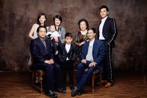 陈龙章龄之全家福曝光 一家八口复制粘贴基因强