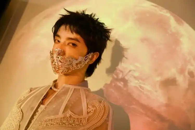 华晨宇壁纸我必将浴火而生迎来万丈光芒