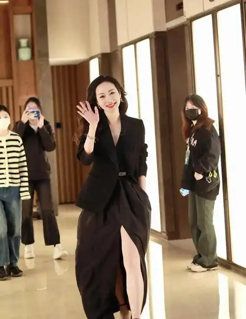 被网友评论扎心 破防下场回怼|美颜|娱乐圈|马甲线|独特魅力_网易订阅