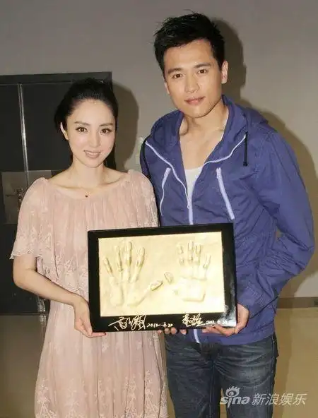 《年代秀》董璇展搞笑功力 携手高云翔对唱经典