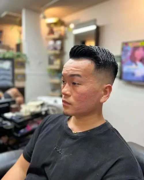 今天,我将向大家介绍几款发型,有适合头发花白的大哥们的发型,比如剪