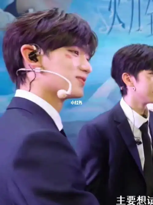 好可爱 眼睛还亮晶晶的  一口亲肿#丁程鑫