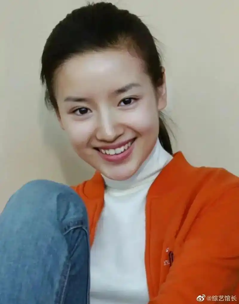 第一次get到董洁的美… 就是前四张照片 清水出芙蓉,图4是她和张艺谋