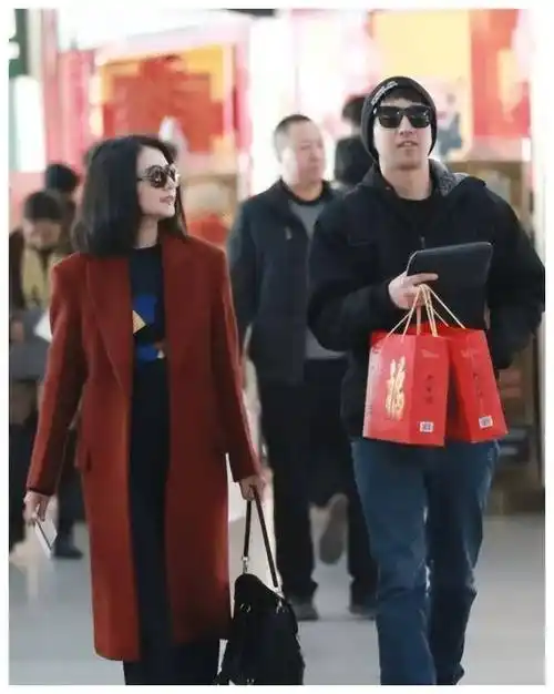 赵又廷夫妇回家过年,高圆圆一身红衣身材高挑,带两箱年货接地气_网友