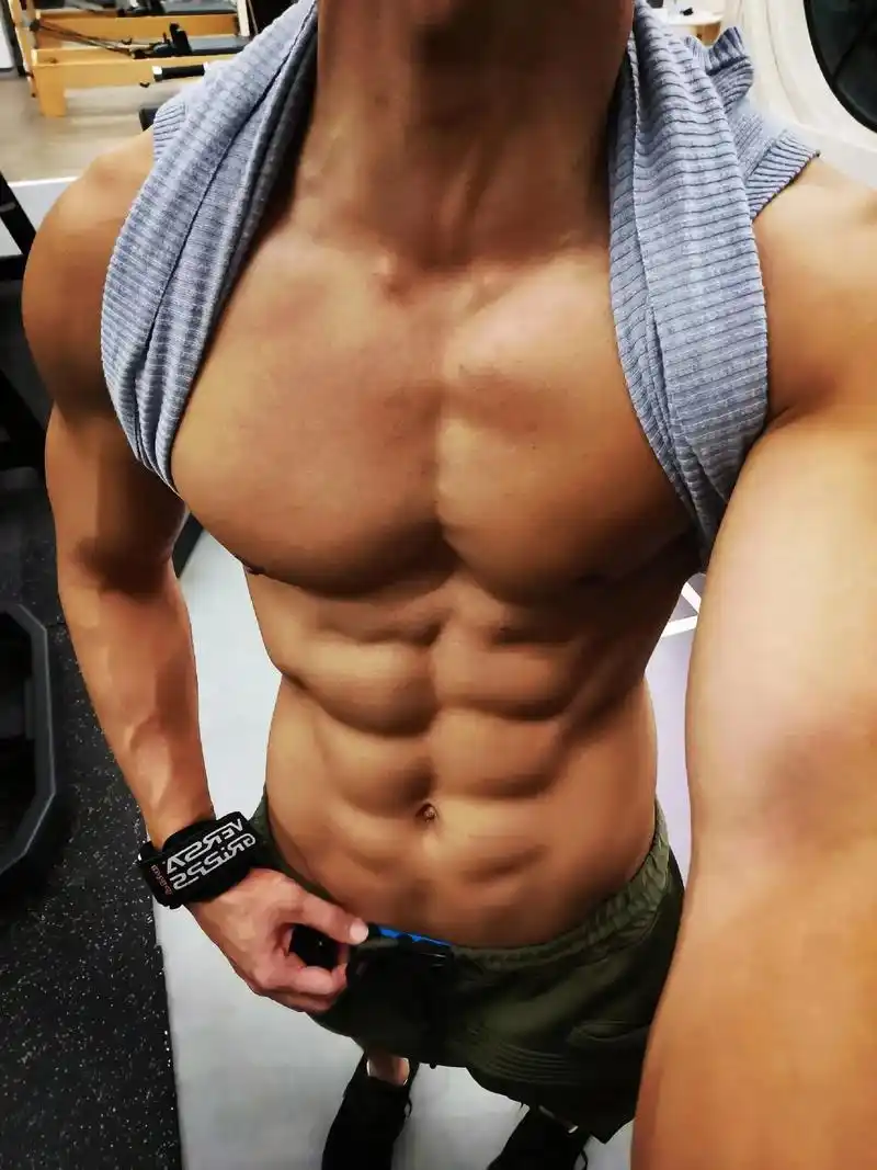 撩起衣服就是腹肌 #腹肌 #10块腹肌 - 抖音