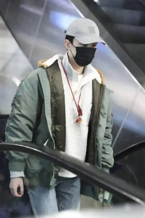 吴磊结束巴黎时装周行程机场到达 随身火苗耳机包童趣十足