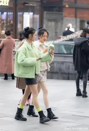 穿两双袜子出街,温暖还能凹造型,秋裤可以放回衣柜了