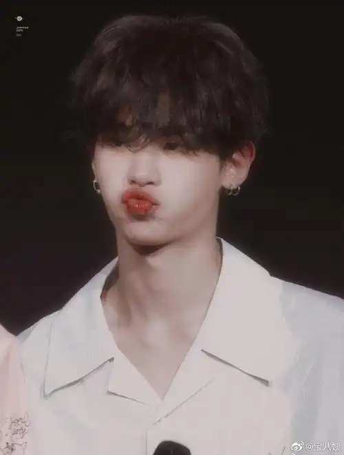 黄明昊#来自可爱鬼黄明昊的嘟嘴应该没有人能抗拒吧@jjjustin0219