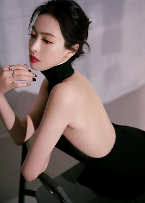 宋茜发布会现场哭了