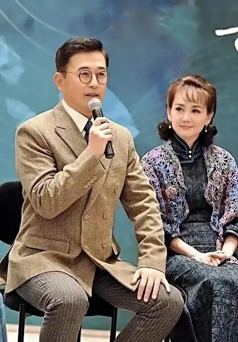 王志飞的妻子,小他15岁,此次以一身旗袍华服吸引了众多眼球,给人一种