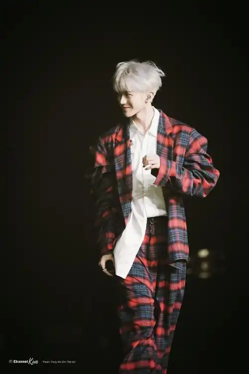 蔡徐坤ins##愚人节站姐团建