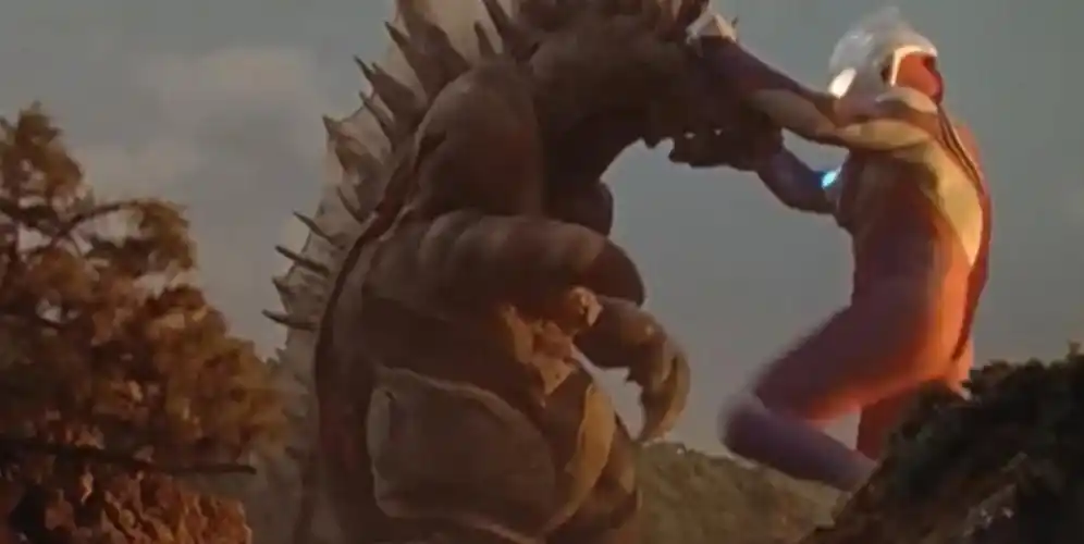 奥特曼中行走的生化武器屎兽西利赞大古被熏得放弃战斗