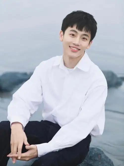 那个穿白衬衫的少年